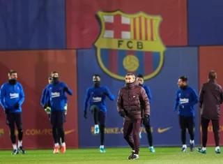 El entrenador del FC Barcelona, Ernesto Valverde, durante el entrenamiento del equipo azulgrana. Foto: EFE