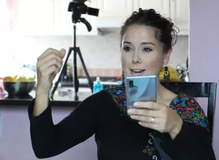 La alemana Youtuberin Ischtar Isik posa en la alfombra roja de la ceremonia de entrega del 'YouTube Goldene Kamera Digital Award 2019' en Berlín, Alemania. EFE