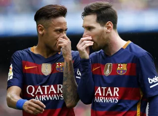 El delantero argentino del FC Barcelona Leo Messi (d) habla con el delantero brasileño del FC Barcelona Neymar. Foto: EFE