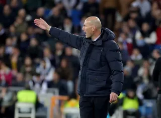 El entrenador del Real Madrid Zinedine Zidane durante del partido, correspondiente a la ida de octavos de final de la Liga de Campeones,