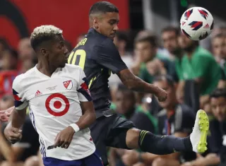 El panameño Michael Amir Murillo (izq) juega en la Liga de Bélgica. 