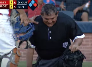 Momento en que el árbitro Héctor Rayo se desploma. 