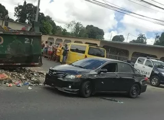 Uno de los autos involucrados en la balacera. 