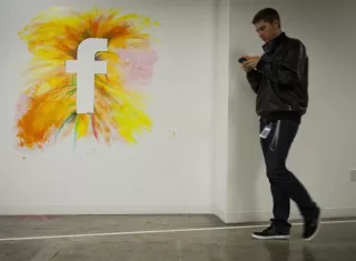 QAnon es un fenómeno de internet que promueve teorías sin base alguna. EFE