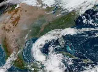 Los vientos con fuerza de huracán de Delta se extienden hasta 25 millas (35 km) del centro. EFE