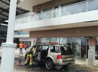 Personal de la Dirección Nacional de Seguridad, Prevención e Investigación de Incendios (Dinasepi), investigarán la causa del suceso. Foto: BCBRP