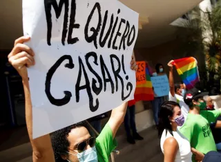 La comunidad LGBTI de Panamá  pide que la Corte Suprema de Justicia emita &quot;en derecho&quot; su fallo en unas demandas sobre el matrimonio igualitario en el país. 