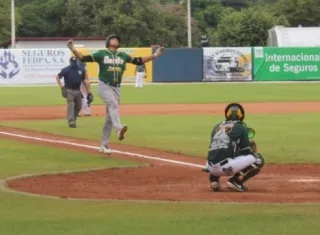 Jorge Cortez realiza el recorrido de las bases después de conectar jonrón. Foto: Fedebeis