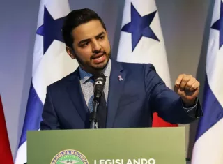 El diputado Julio Mendoza, comisionado de Asuntos Agropecuarios, da a conocer el proyecto.