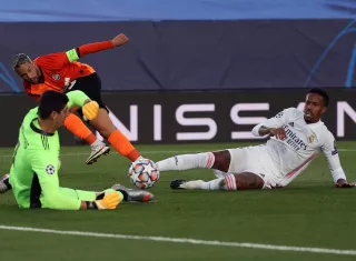 El defensa del Real Madrid Militao (d) pelea una posesión con el extremo del Shakthar Marlos (i). /EFE