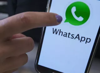 Para acceder a esta herramienta, el usuario deberá dar clic en el ícono del clip dentro de una conversación. EFE