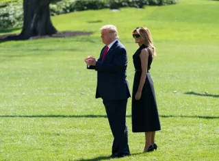 El presidente estadounidense Donald J. Trump y la primera dama Melania Trump salen de la Casa Blanca, en Washington, DC. EFE 