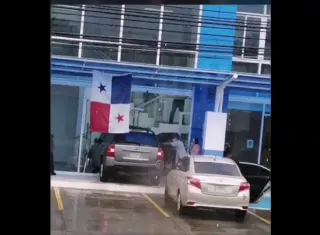 El vehículo embistió y atropelló a varias personas.