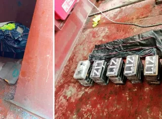 Los paquetes de droga estaban camuflados en un plástico negro y tapados con planchas de cartón comprimido.