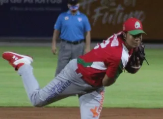 Harold Araúz lució enorme en el montículo. Foto: Fedebeis