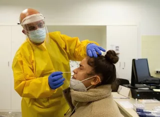 En la última jornada se informó de 5.700 nuevos decesos. EFE