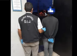 Sujeto aprehendido por supuesto abuso sexual.