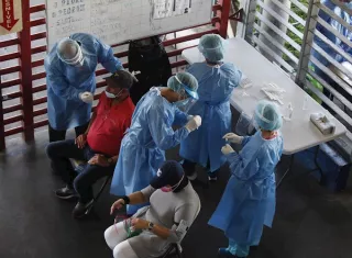 Personal médico realiza pruebas de coronavirus 