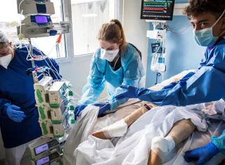 Los fallecidos por la pandemia desde su inicio a finales de 2019 ascienden a 1,25 millones. EFE