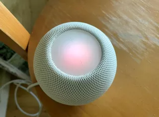 Fotografía de un HomePod mini de Apple, con diseño esférico, de textura suave agradable al tacto, de sólo 3,3 pulgadas de altura (8,43 cm) y que cuesta 99 dólares (99 euros). EFE/Marc Arcas