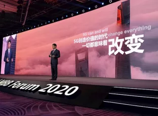 El vicepresidente de Huawei, Ken Hu, durante su discurso pronunciado ante un foro de telecomunicaciones, celebrado hoy en la ciudad oriental china de Shanghái,