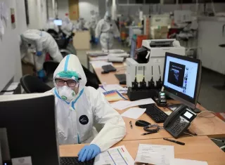 Los fallecidos en la pandemia son 1,39 millones, 7.700 de ellos reportados en las últimas 24 horas. EFE