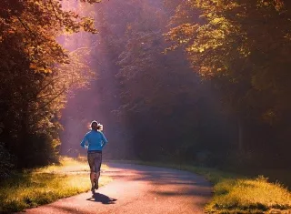 La cámara del móvil buscaba una guía física en el suelo y envía señales de audio según la posición en la que está el usuario. Foto: Ilustrativa - Pixabay