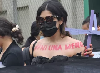 Algunas de las manifestantes tenían la frase &quot;Ni una menos&quot; escrita en la piel.  Foto: Landro Ortiz 