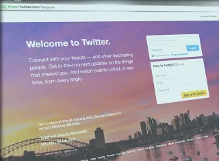 La verificación de cuentas concede a un perfil una marca azul que indica que esa cuenta es de interés público. Pixabay
