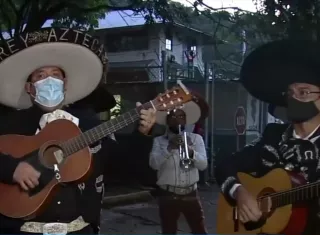 Durante una serenata los miembros de las agrupaciones permanecen a más de cinco metros de distancia de las casas.