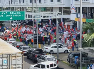 También están solicitando un aumento en el bono de 500 dólares para todos los trabajadores con contratos suspendidos.