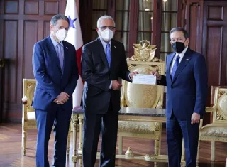 El presidente Laurentino Cortizo, recibió el cheque por $ 1,824.12 millones del Canal de Panamá.