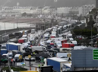 Las principales escenas de tensión se vivieron en el lado británico, donde se agolpan desde hace tres días miles de camioneros. EFE