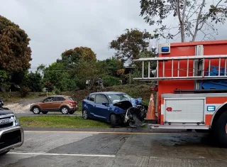 Se avisó a la empresa encargada de la energía en el sector para que procediera a la reparación del tendido eléctrico.