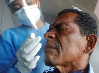 Los fallecidos en el planeta se mantienen en 1,77 millones. EFE