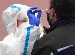 Los fallecidos en la pandemia ascienden a 2,05 millones. EFE