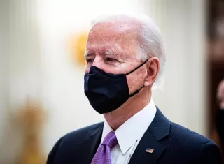 Otra de sus medidas ordena el uso de mascarillas en aeropuertos y en la mayoría de aviones, trenes, barcos y autobuses de media y larga distancia. EFE