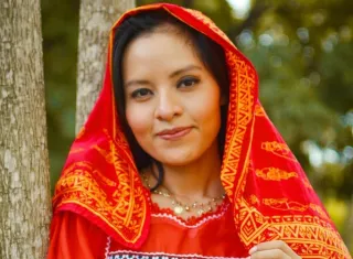 Enseñar el idioma dulegaya, vestir con mola y recordar la historia guna, son algunos de los contenidos que Ailín comparte. Foto / cortesía.