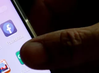 Vista del icono de la red social Facebook en un celular. EFE