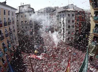 Imagen del año 2019 del lanzamiento del tradicional chupinazo con el que han dado comienzo las fiestas de San Fermín. EFE