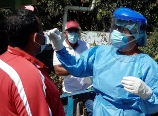 Su trabajo está reflejado en la cantidad de pruebas COVID que se realizan cada día en Panamá . Foto / Minsa.