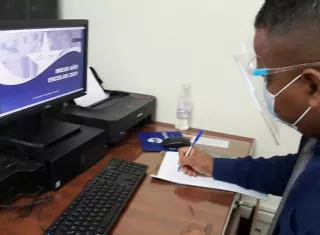 Unos 860 padres de familia participaron en la inducción sobre el año escolar 2021.