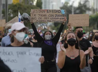 Grupos de la sociedad civil y diversos grupo estudiantiles han protestado frente a las oficinas del Senniaf en contra de los abusos infantiles cometidos en albergues. Foto: EFE Archivo