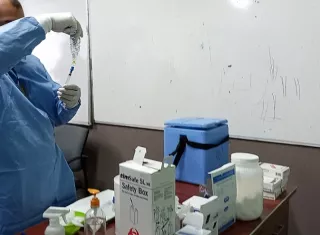 La tarea de vacunación de los 290 pacientes tomó unos cuatro.