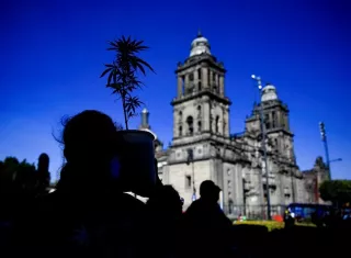 ersonas muestran una planta de marihuana el 09 de Marzo de 2021, en el Zócalo de la Ciudad de México (México). EFE
