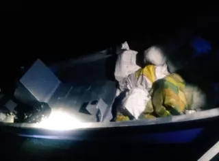 Imagen de una de las lanchas rápidas cargadas de drogas que fue interceptada en Vacamonte.