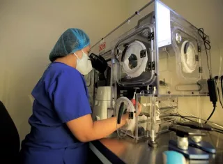 Personal técnico trabaja en la clínica Panamá Fertility el 16 de marzo de 2021, en Ciudad de Panamá (Panamá). EFE