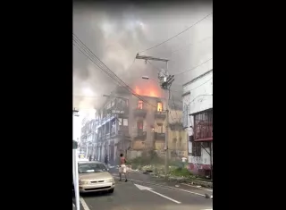 El viento está ocasionando que las llamas agarren fuerza.