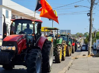 productores estacionaron en el paseo Carlos N. López, frente a la gobernación de la provincia.