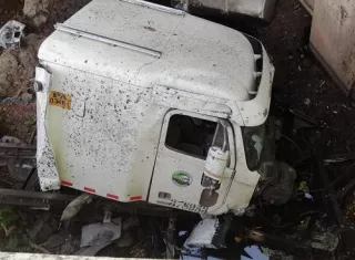 Los primeros informes indican que el conductor del vehículo logró sobrevivir.